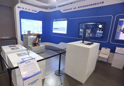 絡釘工業互聯網平臺、絡釘復合機器人系統。重慶機電集團供圖